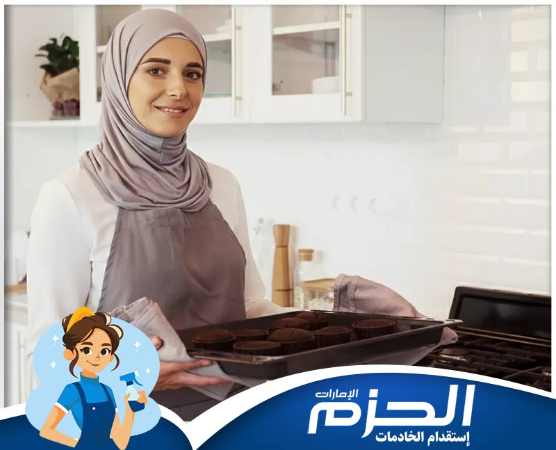 تدبير بني ياس 0524756487 شركة الحزم خدمة الطبخ والخبز. يتم تحضير المخبوزات والحلويات داخل المطبخ باستخدام الأفران لتقديم وجبات لذيذة.