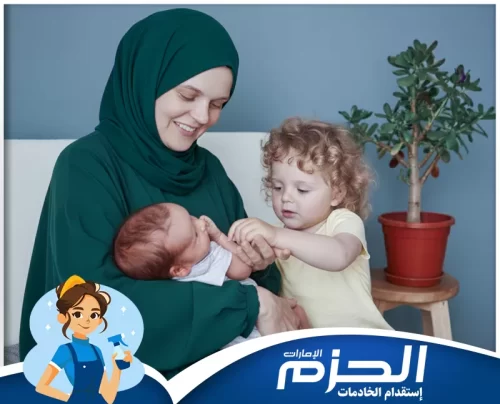 أفضل مكتب توفير مربية اطفال في أم القيوين مربية أطفال من شركة الحزم تحمل الطفل لتساعده على النوم براحة