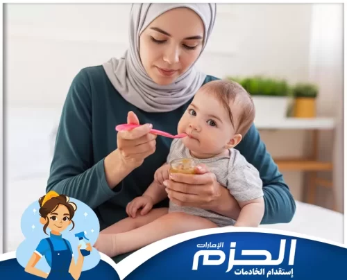 مربية أطفال في أبوظبي بخبرة وضمان من شركتنا مربية أطفال من شركة الحزم تحمل الطفل بشكل جانبي أثناء اللعب أو الراحة