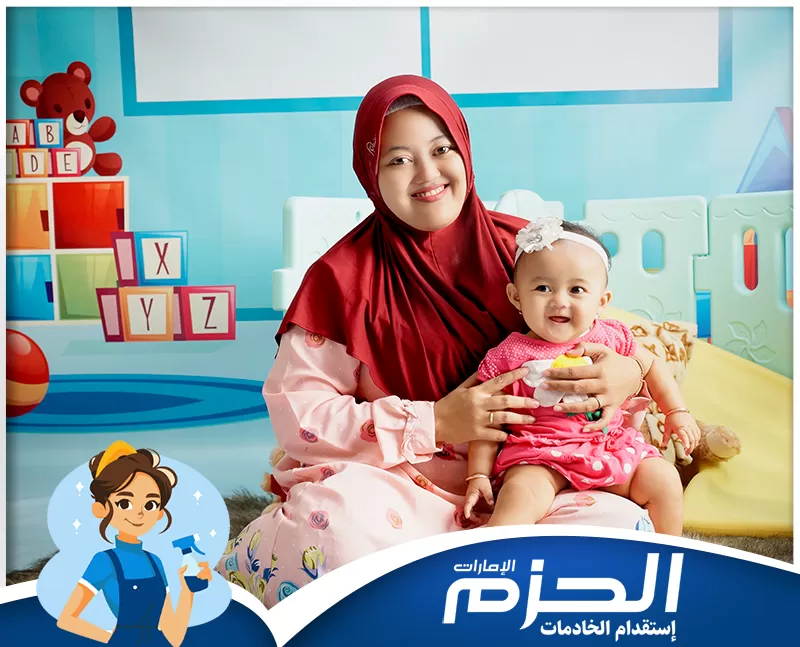 اختر أفضل مربية أطفال في دبي بسهولة مربية أطفال من شركة الحزم تحمل الطفل بهدوء أثناء النوم