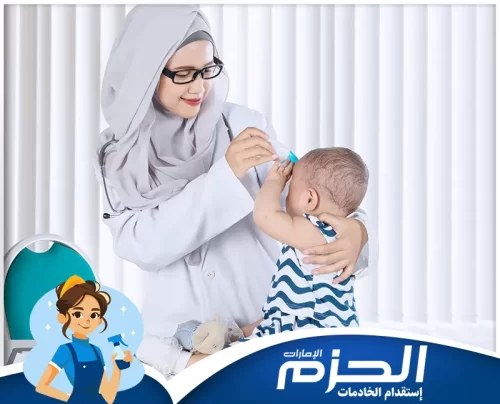 اسعار تدبير الحزم لمربيات اطفال في الشارقة مربية أطفال من شركة الحزم تحمل الطفل ويستمتع بالضحك والمرح