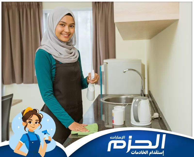 عاملات فلبينيات للتنازل في راس الخيمة 0558713599 شركة الحزم تنظيف مطبخ منزلي باحتراف مع ترتيب الخزائن والأرضية داخل منزل حديث.